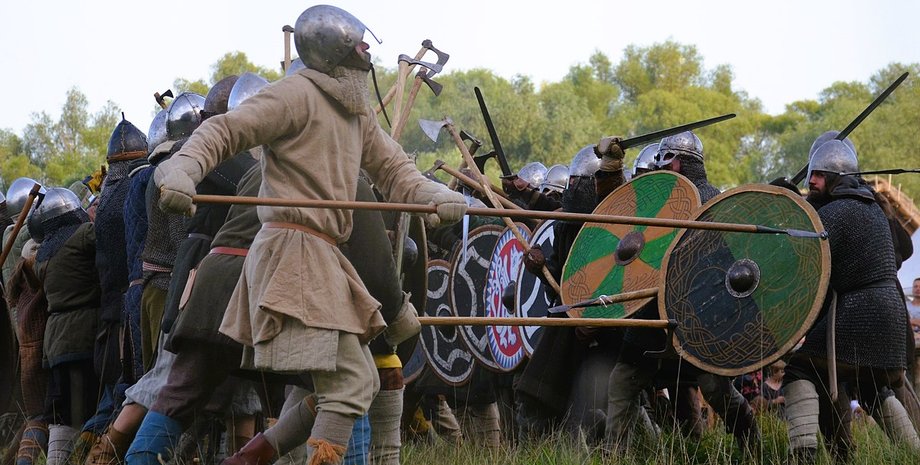 викинги оружие копье щит доспехи бой шлем трава