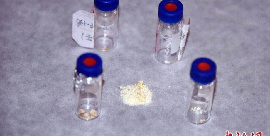 білий порошок, свинець, баночки, фото