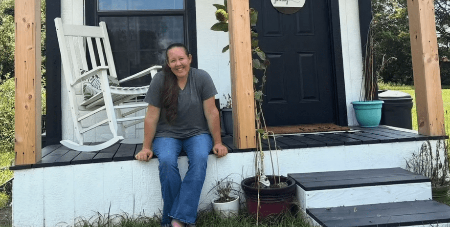 Хіларі Еллісон біля свого будинку