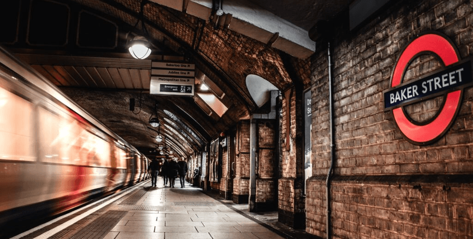 Лондонське метро, привид на Різдво, легенда про жінку в червоному шарфі, лякає пасажирів, загадковий "привид" жінки