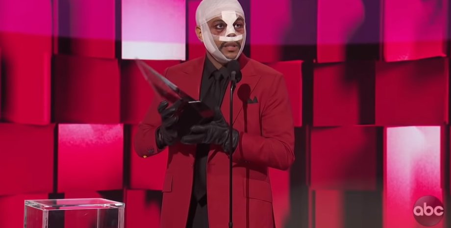 Исполнитель The Weeknd с наградой