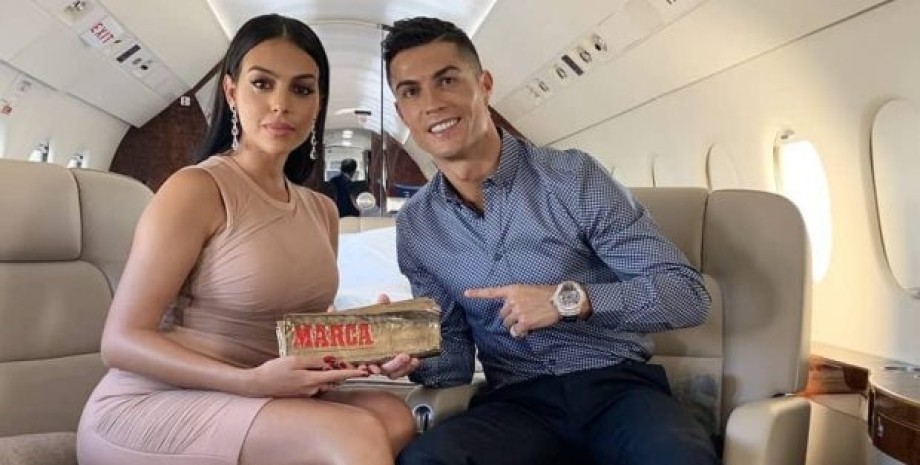 Роналду та Джорджина, в літаку, приз, газета Marca.