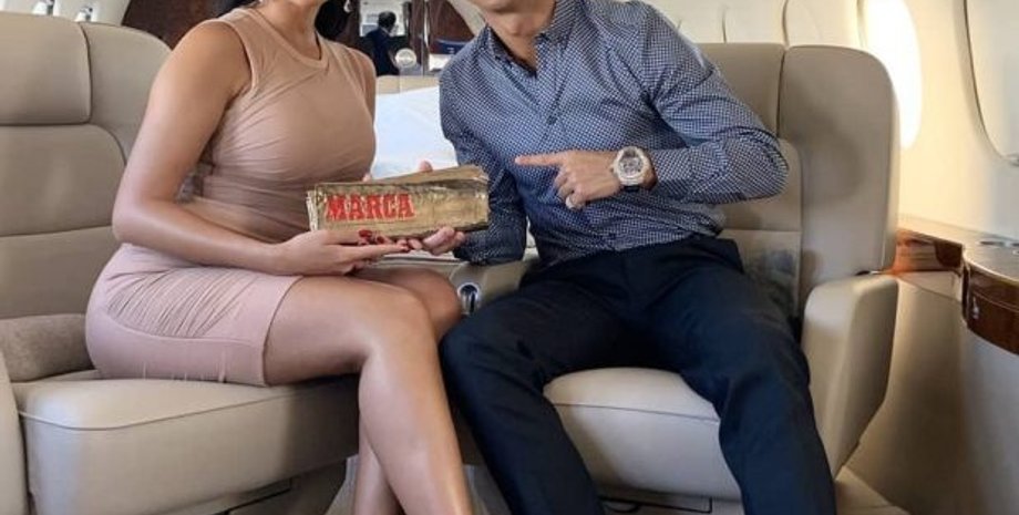 Роналду и Джорджина, в самолете, приз, газета Marca.