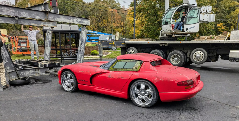 Dodge Viper 1996, Dodge Viper, памятник авто