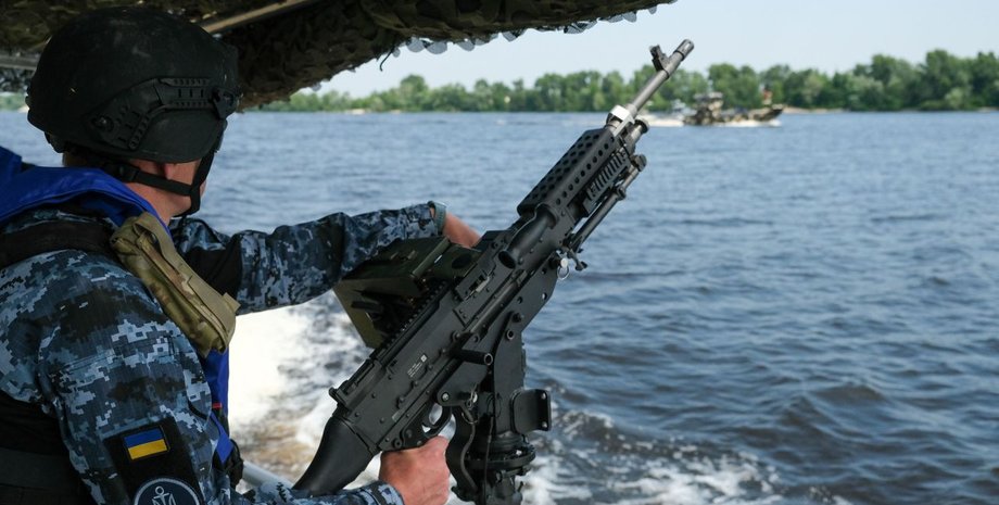 Боец ВСУ на катере Dauntless Sea Ark