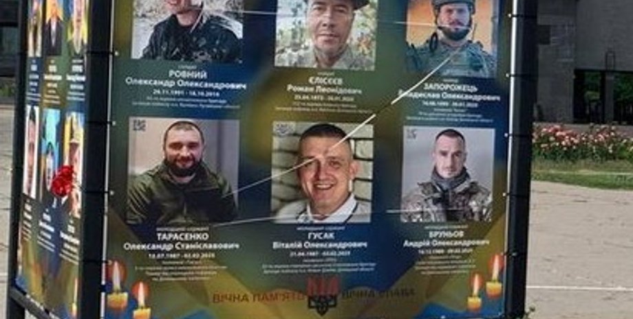 Баннеры на Аллее Славы в центре Сум повредили вандалы, вырезав на них букву Z, сообщили сумские правоохранители