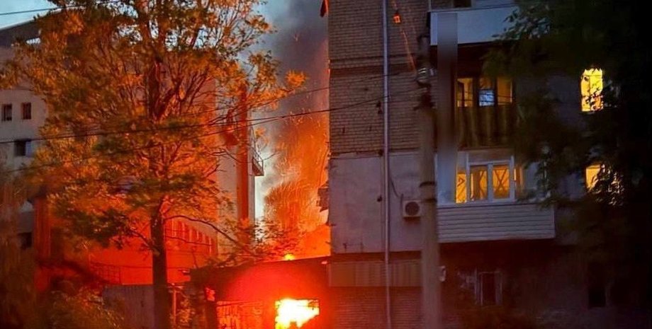 Пожар в Запорожье в результате российской атаки