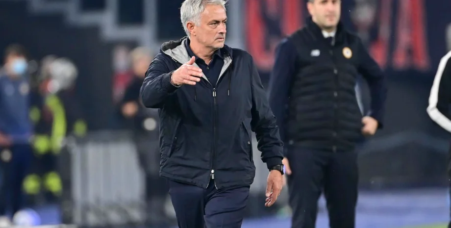 Жозе Моуриньо подарит бутсы Афене-Гьяну