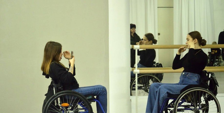 Інклюзивна модельна школа "НовіМИ", інклюзивний моделінг, модель у візку, інклюзивна модель, інклюзивна мода, інклюзія, інклюзія на подіумі, інклюзивна школа, модель з інвалідністю, реабілітація інвалідів