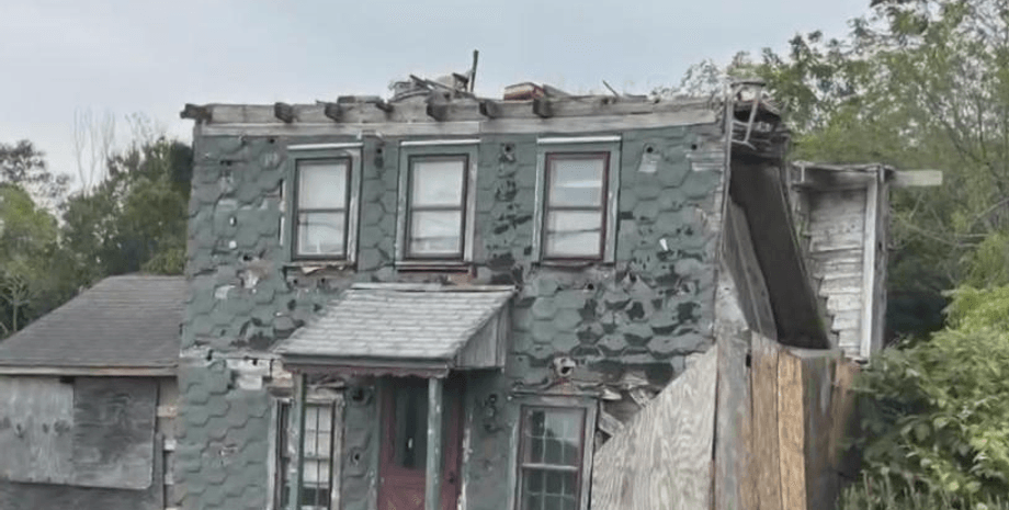 Заброшенный дом в США, дом, жилье, здание, разрушенное здание, звезда соцсетей, новый тренд в интернете, стул на крыше