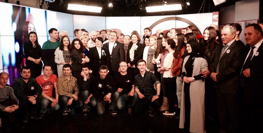 Коллектив крымскотатарского телеканала ATR в последние секунды вещания / Фото: facebook.com/zair.akadyrov