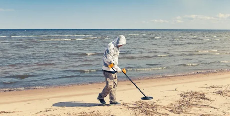 Мужчина с металлоискателем