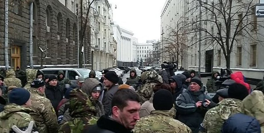 Митинг под стенами АП / Фото: twitter.com/Levko_Stek