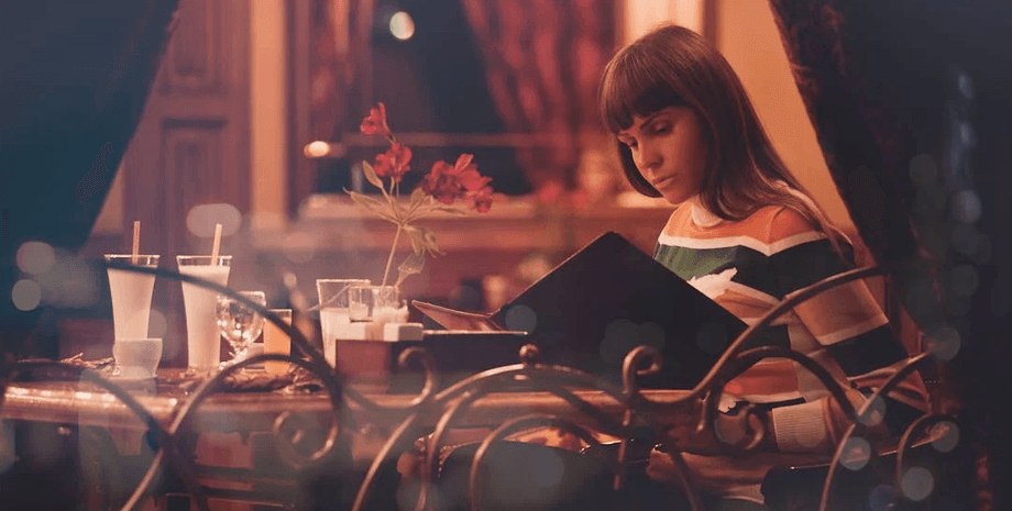 Ресторан, свидание, меню, стол, бросил девушку, мужчина бросил девушку одну, девушка, женщина, еда, заказ,