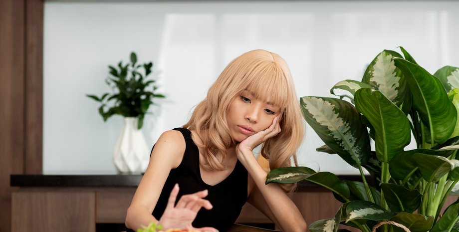 Девушка не хочет есть