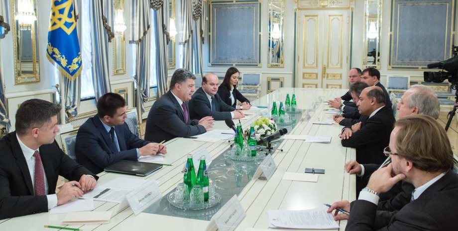 Петр Порошенко на встрече с делегацией ЕБРР / Фото пресс-службы президента