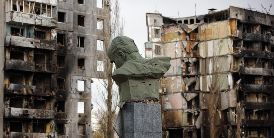 Бородянка, памятник Шевченко, разрушенный дом