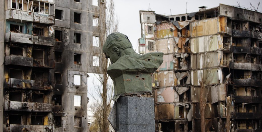 Бородянка, памятник Шевченко, разрушенный дом