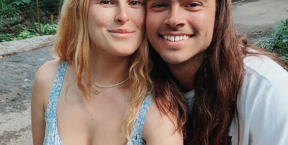 Румер Вілліс, Дерек Річард Томас, Румер Вілліс чоловік