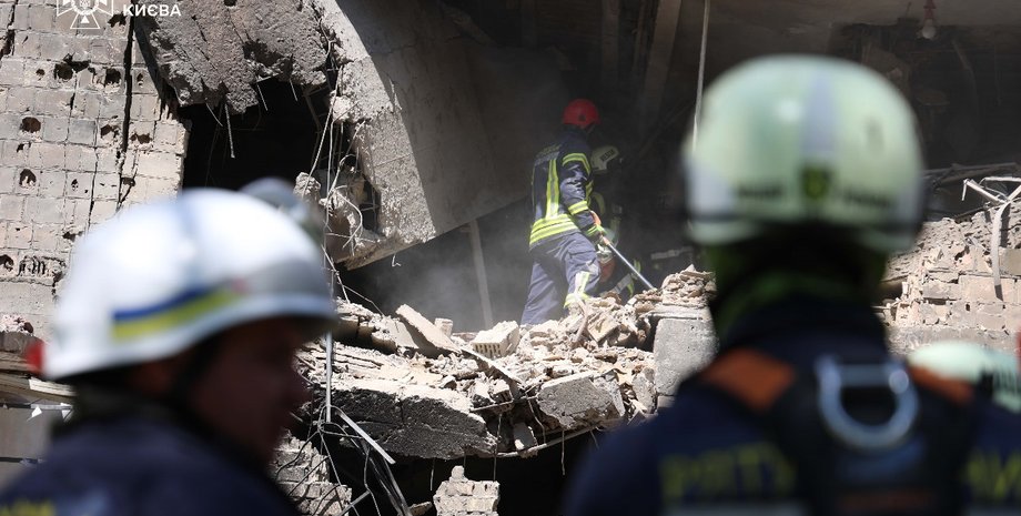 дроновая атака на киев, разбор завалов, спасатели, ГСЧС Украины