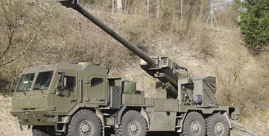 Артиллерийская часть гаубицы похожа на САУ "Богдана", а шасси — от чешской Tatrа