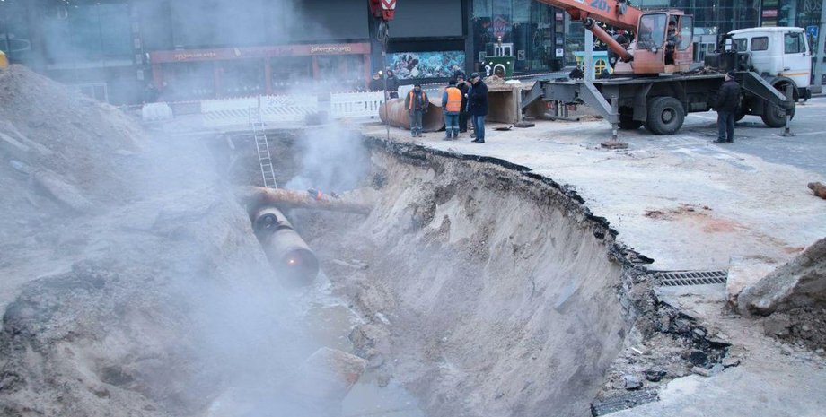 Прорыв теплотрассы возле ТРЦ "Оушен плаза" в Киеве. Фото: "24 канал"