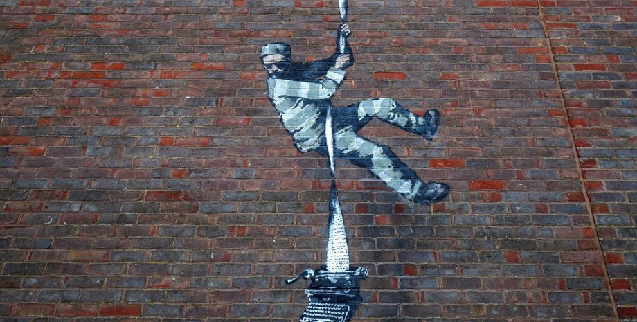 вандалы разрисовали граффити бэнкси