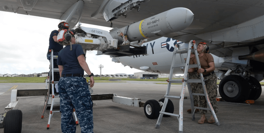 далекобійна ракета, озброєння