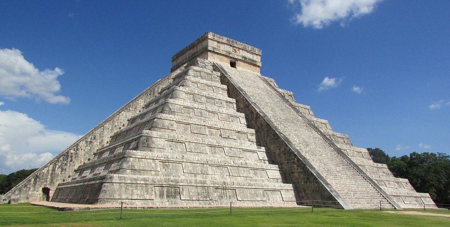 Вчені шукають таємні кімнати під пірамідою