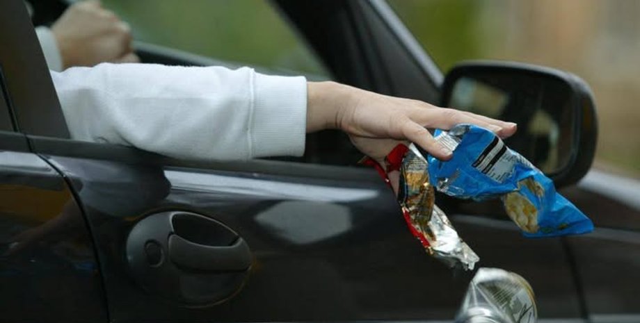 Мусор, выбрасывает мусор с машины, проучил соседа, бумажные пакеты, выбросил стакан с машины, проезжающие автомобилисты