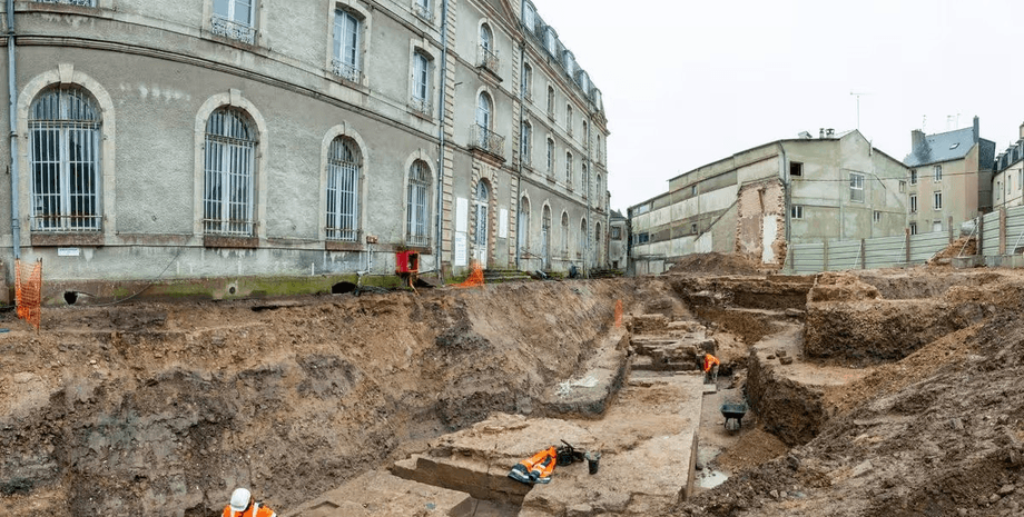 Туристы и не догадывались: под популярным отелем скрывался средневековый замок (фото)