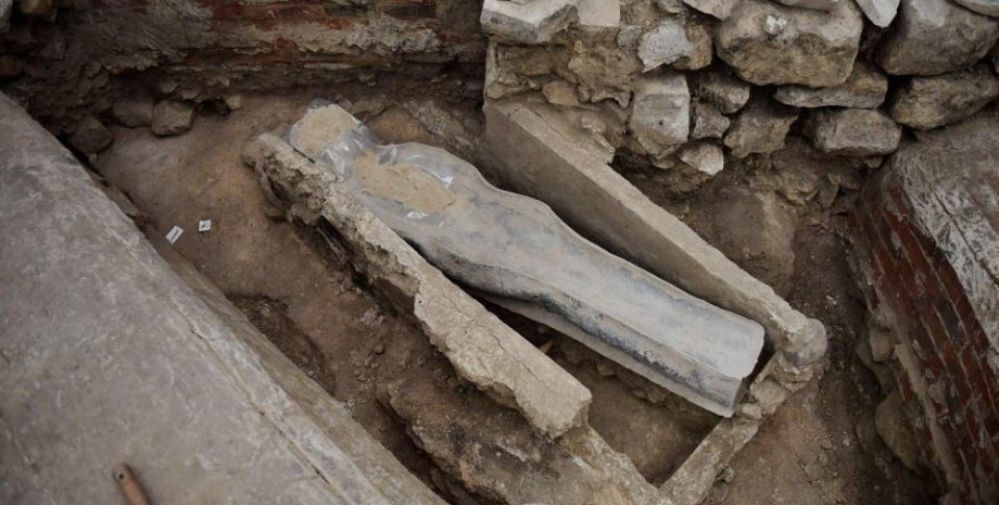 стародавнє поховання, свинцевий саркофаг, Париж