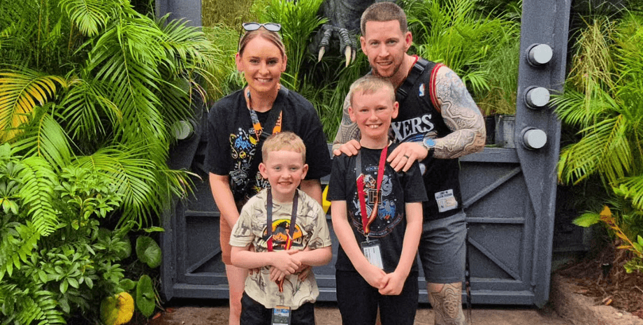 Семья из четырёх человек с двумя маленькими детьми перед круизом на самом большом в мире лайнере Icon of the Seas