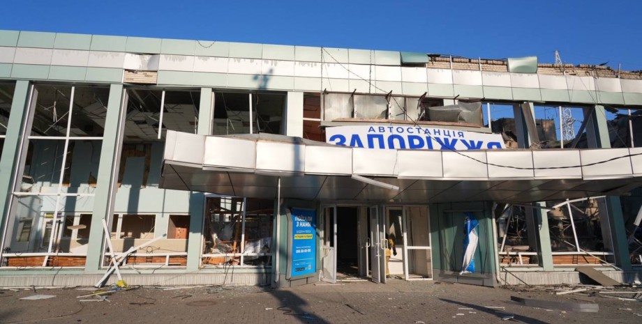 ЗС РФ вдарили по автовокзалу у Запоріжжі Росіяни вдарили авіабомбами по автовокзалу та клініці у Запоріжжі