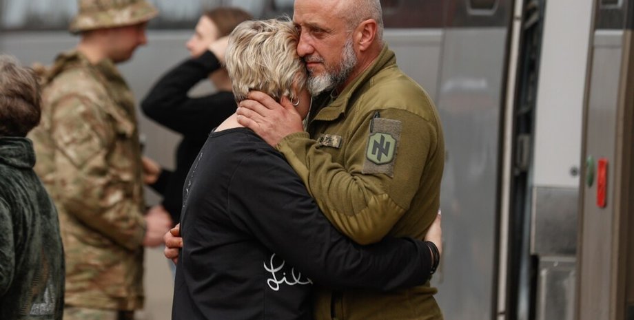 Військовий прощається з жінкою на вокзалі