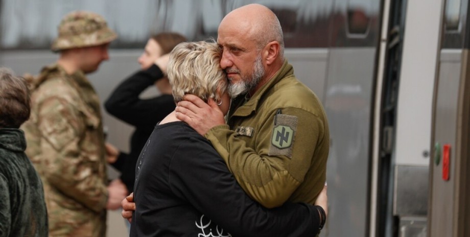 Военный прощается с женщиной на вокзале Военный прощается с женщиной на вокзале