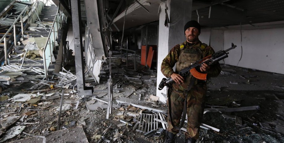 Боец АТО в аэропорту Донецка / Фото: facebook.com/sergei.loiko