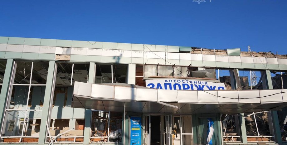 Россияне ударили авиабомбами по автовокзалу и клинике в Запорожье