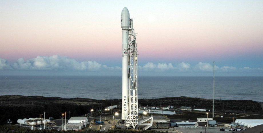 Ракета-носитель Falcon 9 на стартовой площадке