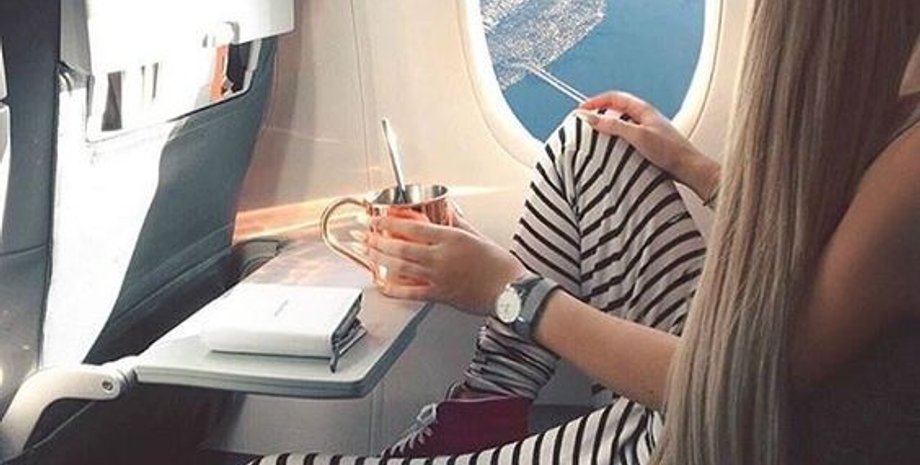 Менспрединг в самолете, расставленные ноги, курьезы, конфузы в самолетах, видео, тренды TikTok