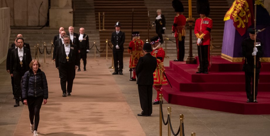 прощание с королевой, королевские похороны, похороны королевы, королева елизавета 2, последний скорбящий