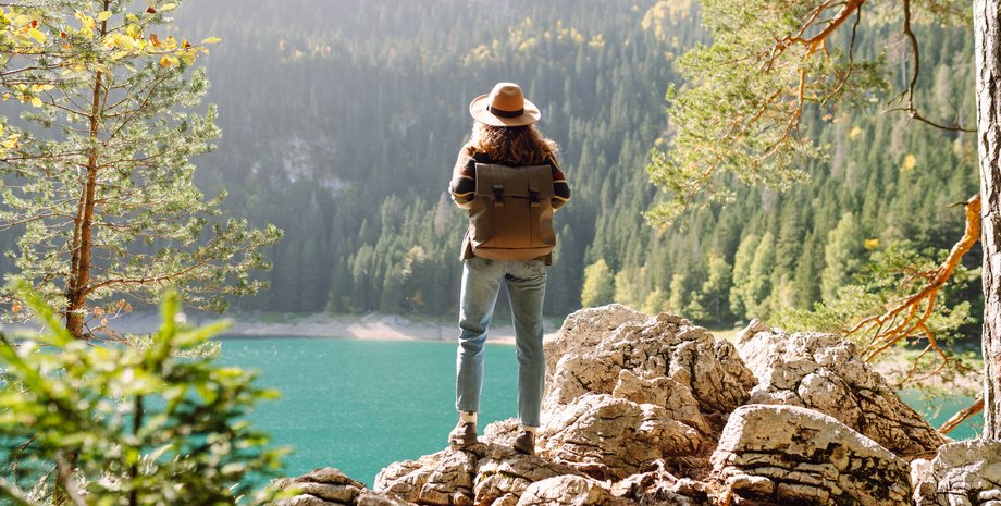 Женщина в горах у реки