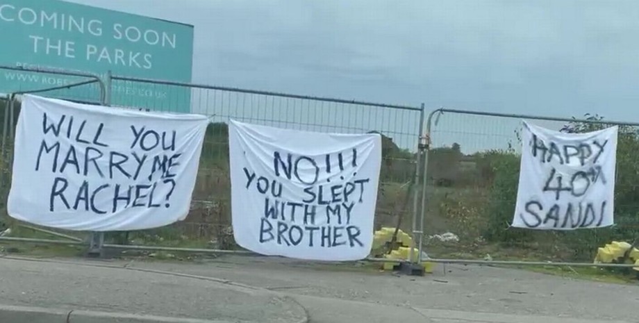 Публічна пропозиція руки і серця Публічна пропозиція руки і серця, простирадло, романтика, заручини, гумор, викликало сміх, напис на простирадлі,