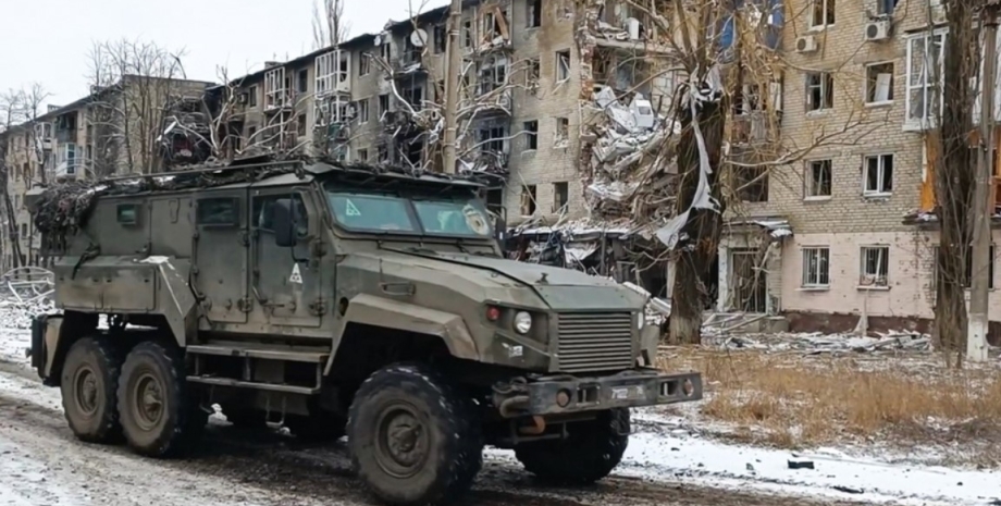 Бронеавтомобіль 3-СТС "Ахмат" у Авдіївці Бронеавтомобіль 3-СТС Ахмат, військова техніка РФ у Авдіївці, ЗС РФ у Авдіївці, окупація Авдіївки, втрати ЗС РФ Авдіївка