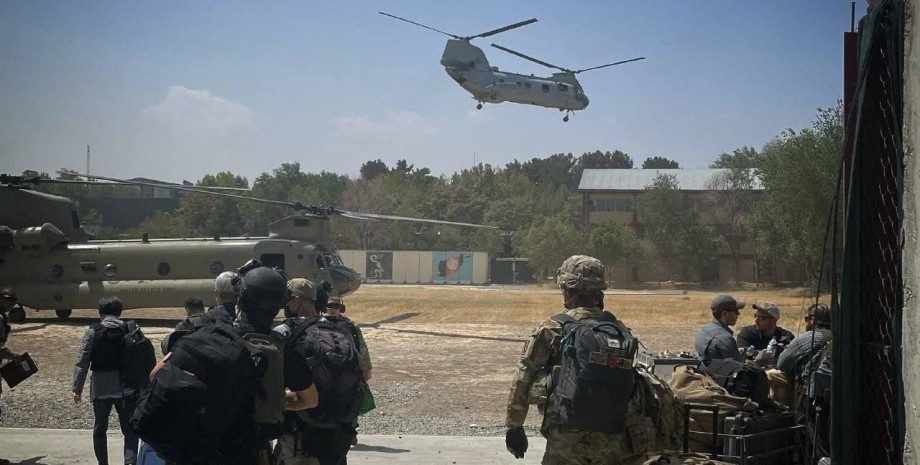 Евакуація співробітників посольства США в Афганістані