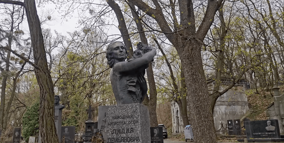 блогер показал могилы известных украинцев