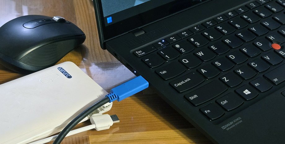 Ноутбук Lenovo заряджається через USB-C
