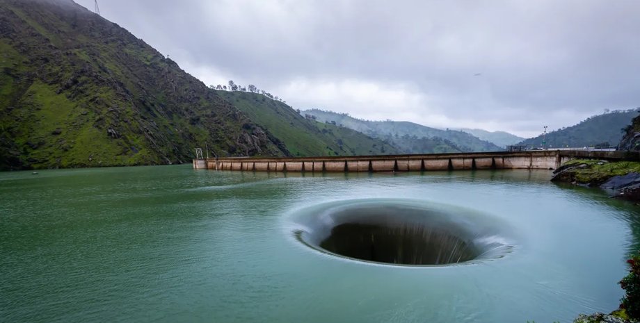 гігантський злив, діра слави, діра слави озеро