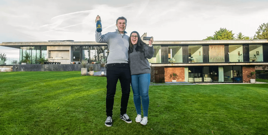 Женщина выиграла особняк, роскошный особняк, пара копила деньги на жилье, Omaze, няня выиграла роскошный особняк,