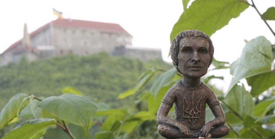 Скульптурка Святослав Вакарчука / Фото: Galagov.tv